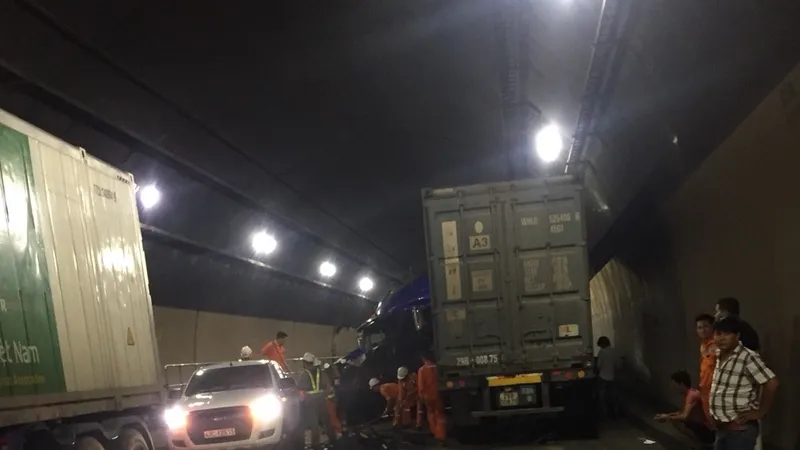 Hai xe tải tông nhau, hầm Hải Vân tê liệt nhiều giờ