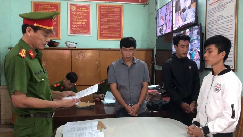 Các đối tượng Hoàng, Hải và Huy nghe đọc lệnh bắt tạm giam