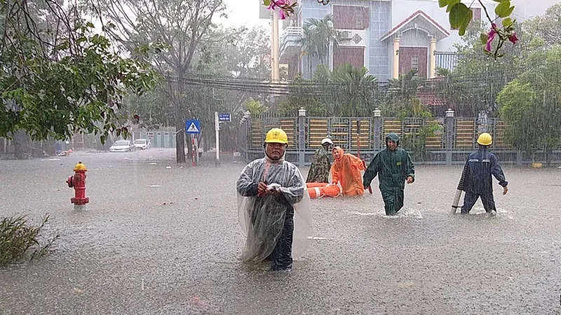 UBND quận Hải Châu huy động lực lượng và phao cứu sinh đến khu vực phường Hòa Thuận Tây để đưa dân ra khỏi vùng nguy hiểm