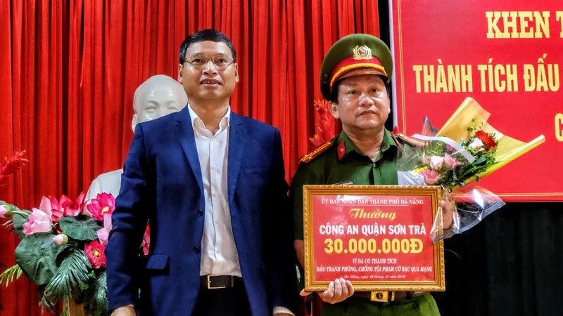 Phó Chủ tịch UBND TP Đà Nẵng Hồ Kỳ Minh khen thưởng đột xuất Công an quận Sơn Trà