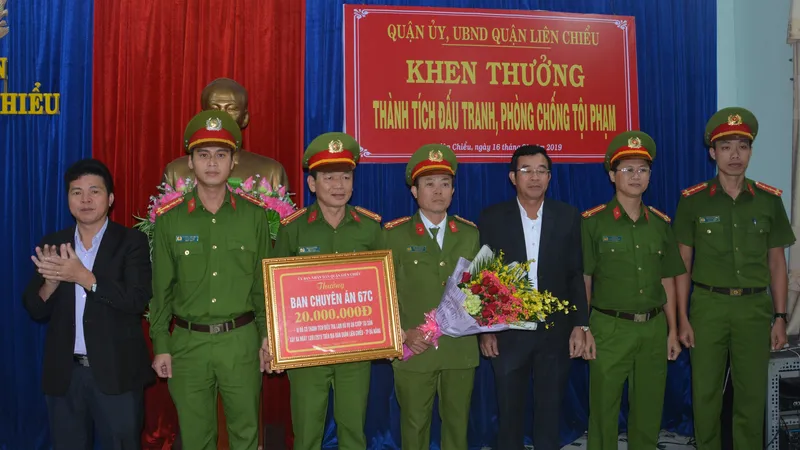 Bí thư quận ủy và Chủ tịch UBND quận Liên Chiểu khen thưởng ban chuyên án