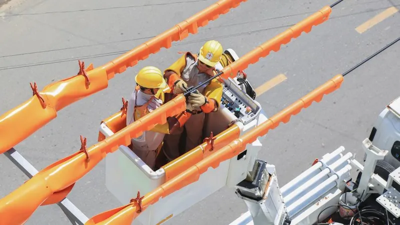 EVNCPC sử dụng công nghệ sửa chữa lưới điện đang mang điện (hotline) để không phải cắt điện