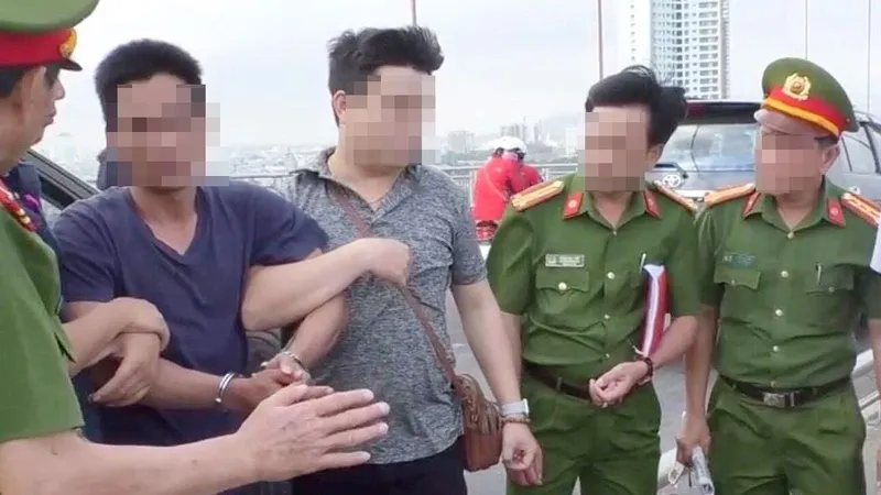 Công an TP Đà Nẵng đưa nghi can Bùi Văn Hời ra hiện trường nơi nghi can phi tang xác con gái