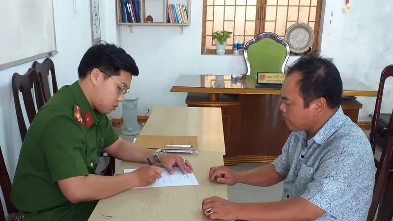Công an đang lấy lời khai Trần Văn Dân 