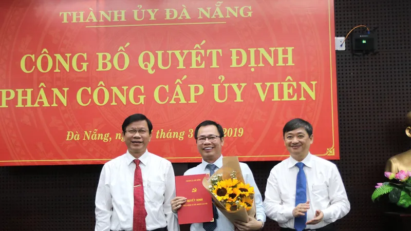 Ban tổ chức Thành ủy Đà Nẵng công bố quyết định phân công ông Vũ Quang Hùng về làm Bí thư Quận ủy Liên Chiểu