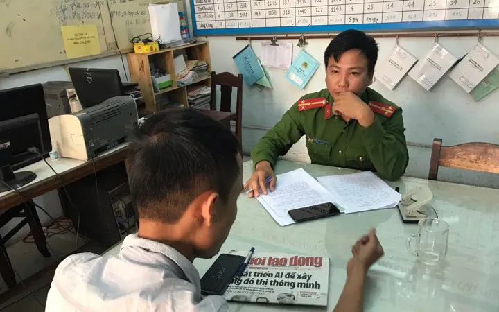 Phóng viên Vĩnh Quyên đang làm việc với Công an phường Xuân Hà