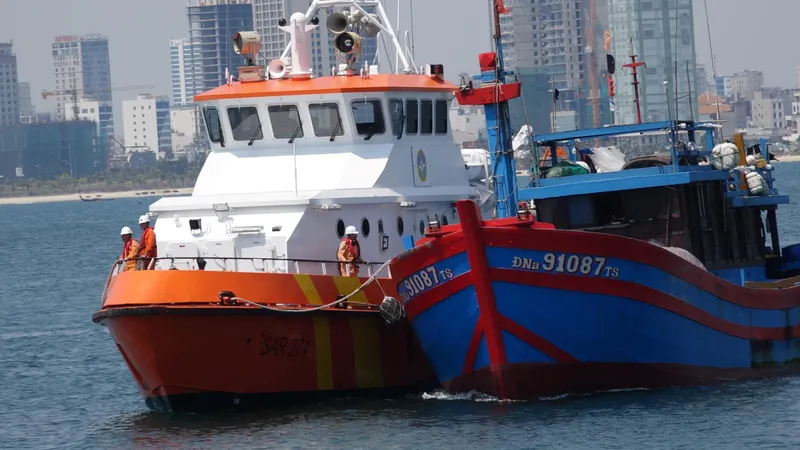Tàu SAR 274 đưa 7 thuyền viên gặp nạn cùng tàu ĐNa 91087 TS về đến Đà Nẵng an toàn