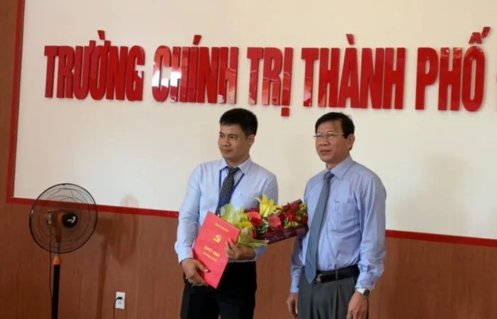 Ông Võ Văn Thương, Trưởng Ban Tổ chức Thành ủy Đà Nẵng trao quyết định cho ông Nguyễn Đình Thuận (bìa trái) 