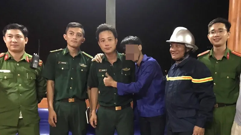 Trần Văn B. (áo xanh, giữa) bị ngáo đá, nhảy xuống vực sâu trên bán đảo Sơn Trà được các lực lượng cứu hộ cứu nạn tìm thấy