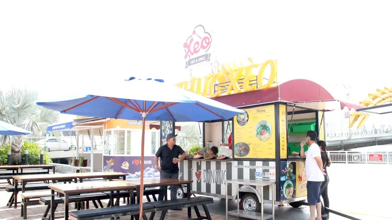 Trưng bày gian hàng chợ đêm và phố đi bộ Bạch Đằng
