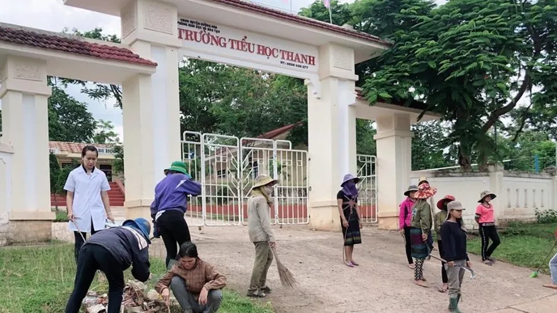 Người dân tham gia vệ sinh môi trường, phòng chống dịch sốt xuất huyết
