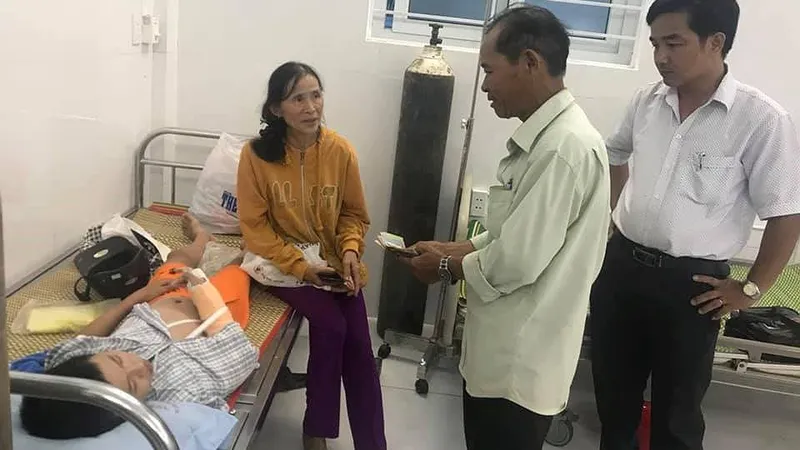 Nhiều cán bộ, người dân xã Quế Châu khi biết sự việc đã quyên góp được số tiền hơn 3 triệu đồng để ủng hộ cháu bé bị nạn