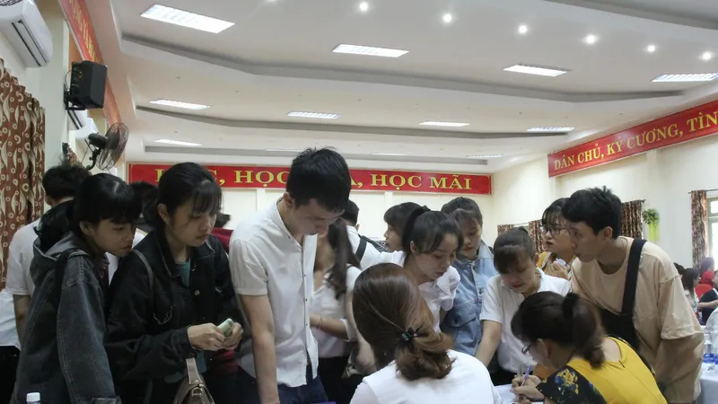 Đông đảo học sinh, sinh viên và người lao động đến tham gia ngày hội việc làm
