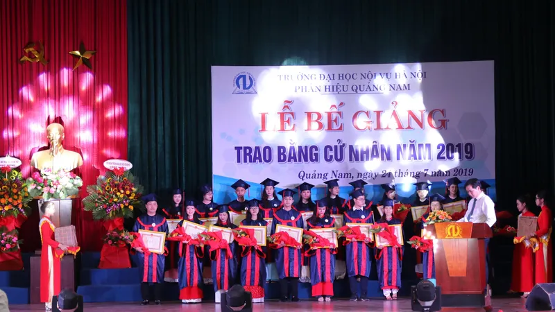 Phân hiệu Trường Đại học Nội vụ Hà Nội tại Quảng Nam tổ chức Lễ bế giảng và trao bằng tốt nghiệp 