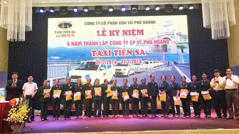 Taxi Tiên Sa tri ân và tặng quà với tổng số tiền 45,5 triệu đồng cho Đại đội nữ pháo binh Ngư Thủy anh hùng