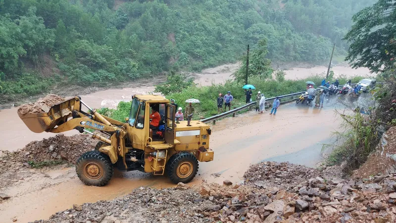 Đường Hồ Chí Minh qua huyện Đakrông, tỉnh Quảng Trị có hơn 23 điểm sạt lở gây ách tắc giao thông