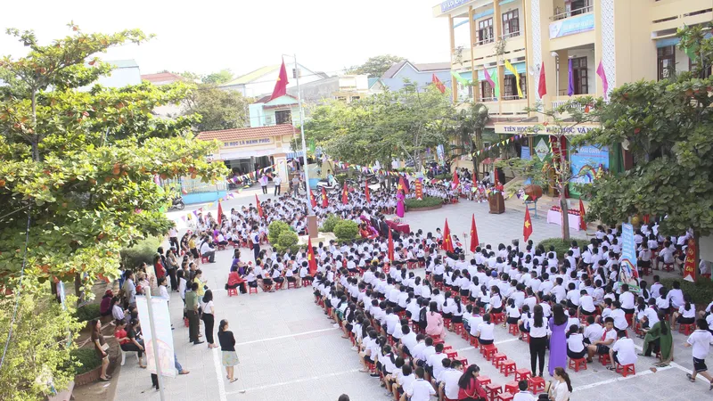 Gần 60.000 học sinh Quảng Trị tham gia lễ khai giảng muộn