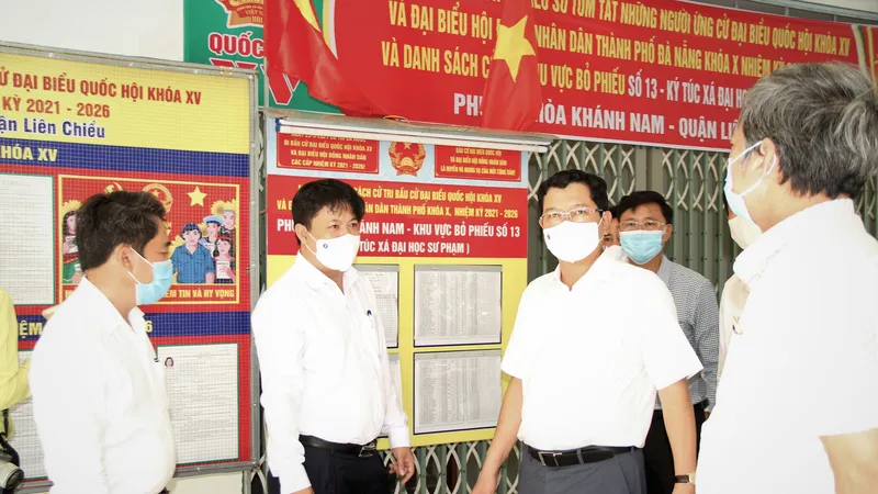 Ông Lương Nguyễn Minh Triết, Ủy viên dự khuyết BCH Trung ương Đảng, Phó Bí thư Thường trực Thành ủy, Chủ tịch HĐND TP Đà Nẵng, Chủ tịch UBBC TP Đà Nẵng đi kiểm tra thực tế công tác chuẩn bị bầu cử trên địa bàn quận Liên Chiểu.