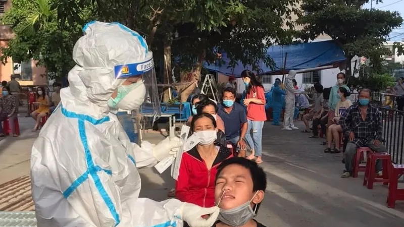Nhân viên y tế quận Sơn Trà lấy mẫu xét nghiệm cho người dân khu vực quận Sơn Trà