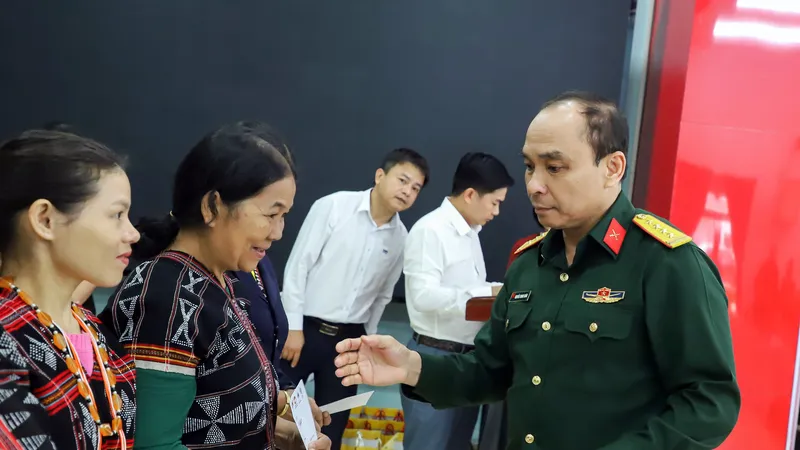 Đại tá Nguyễn Thanh Xuân, Phó Chủ nhiệm Chính trị Quân khu 5 trao quà tết đến người dân xã A Vương
