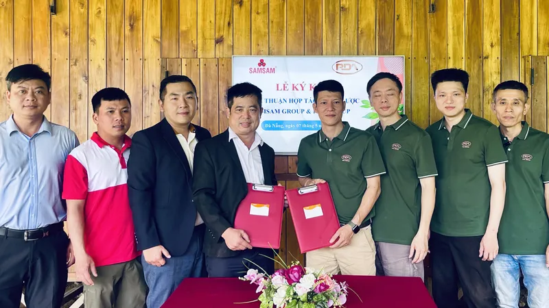 Công ty TNHH Sâm Sâm (SAMSAM Group) và Công ty Cổ phần Tập đoàn PDA (PDA Group) đã ký kết hợp tác đầu tư dự án trồng, chăm sóc và bảo vệ cây sâm Ngọc Linh