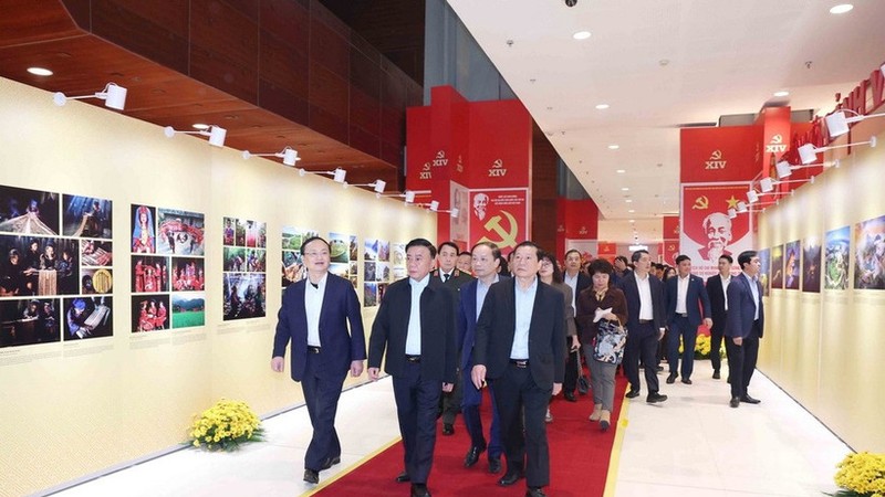 党中央书记处常务书记陈锦秀检查党“十四大”组织服务工作