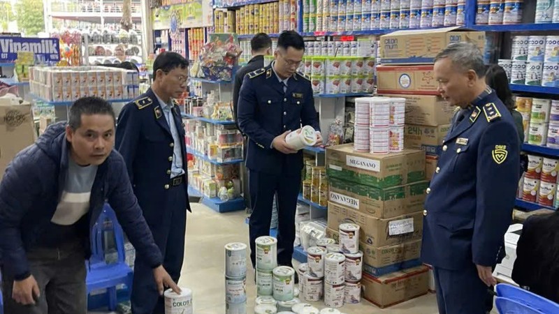 职能机关对某奶粉经营场所进行检查。