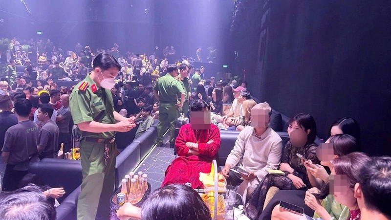 胡志明市数百名警察突击检查Aplus酒吧