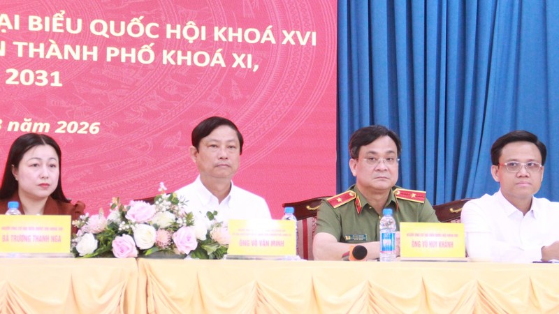 胡志明市国会及市人民议会代表候选人与富安坊选民接触