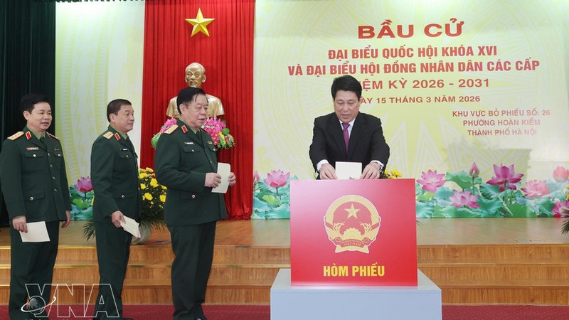 越南国家主席梁强在河内还剑坊第26投票区参加选举投票