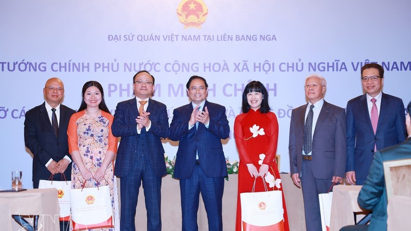 政府总理范明政会见旅俄越南人社群
