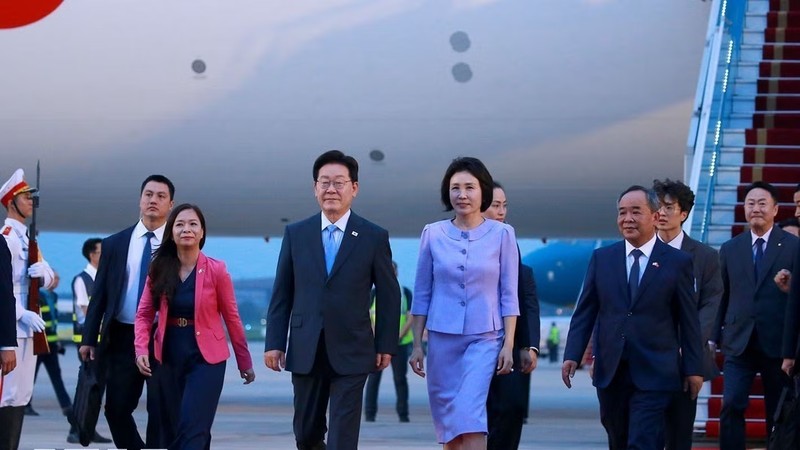 韩国总统李在明与夫人抵达河内开始对越南进行国事访问