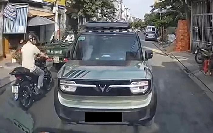 胡志明市交警处罚交通纠纷后弃车路中央的司机。