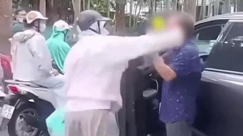 民众拍下的摩托车女驾驶者扇汽车司机耳光画面。图：蓝黄