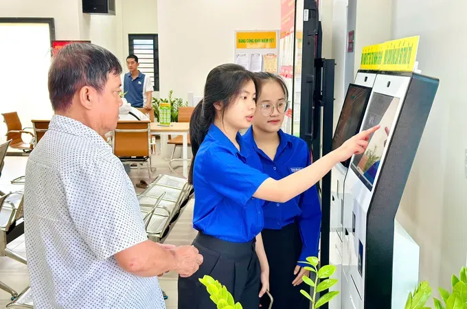 在胡志明市平新坊公共行政服务中心，志愿者队伍正现场引导民众办理行政审批手续。图：黎明