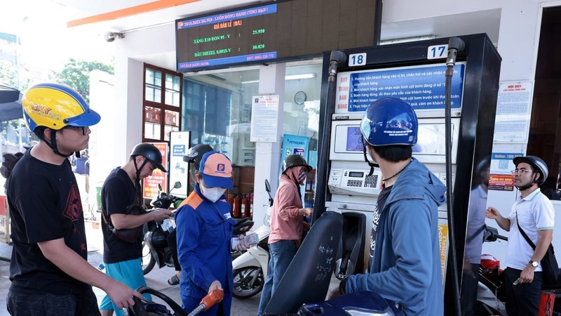 消费者在Petrolimex加油站购买生物汽油。图：陈越