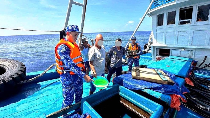 在西南海域查扣一涉嫌非法运输超15万升柴油的船只