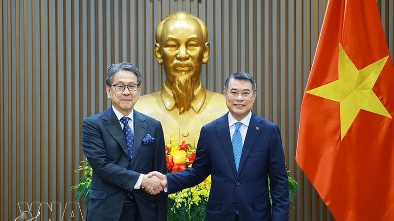 越南政府总理黎明兴（右）与日本国际协力银行（JBIC）董事长前田匡史。图：越通社