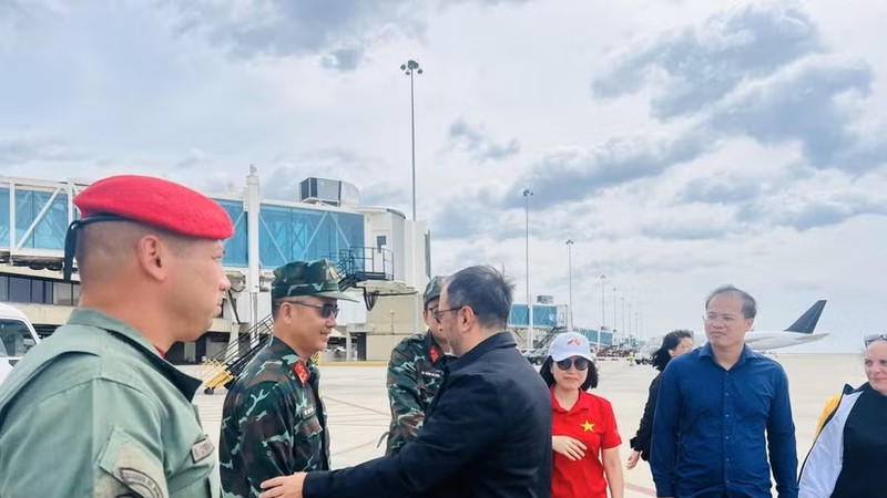 委内瑞拉外交部长伊万·希尔·平托为越南代表团送行。图：越南驻委内瑞拉大使馆/越通社