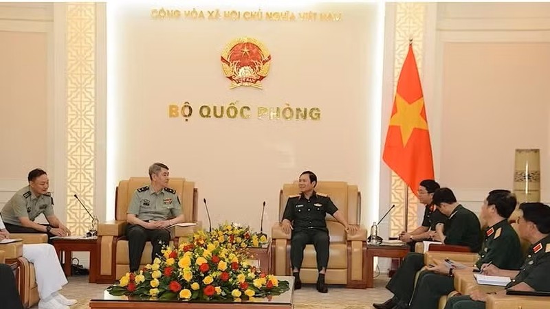 越南人民军总参谋长、国防部副部长阮新疆大将在河内会见中国国防大学政治工作部主任刘凯少将。图：《人民军队报》