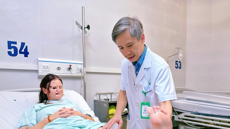 阮孟庆副教授、博士在患者术后检查其活动能力，标志着康复之路迈出了第一步。照：医院提供。