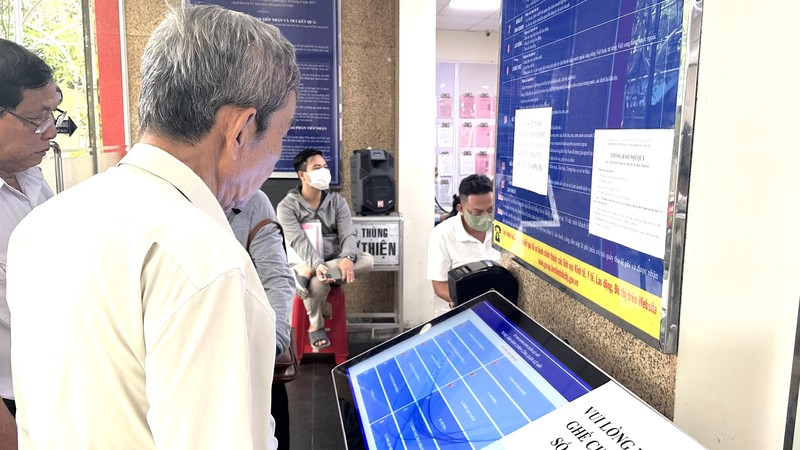 民众在第 15 号土地登记事务所分所办理土地手续。图：清贤