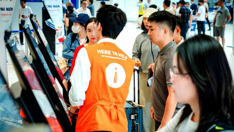 旅客在河内内牌国际机场生物识别自助值机设备（kiosk）前办理手续。图：何英