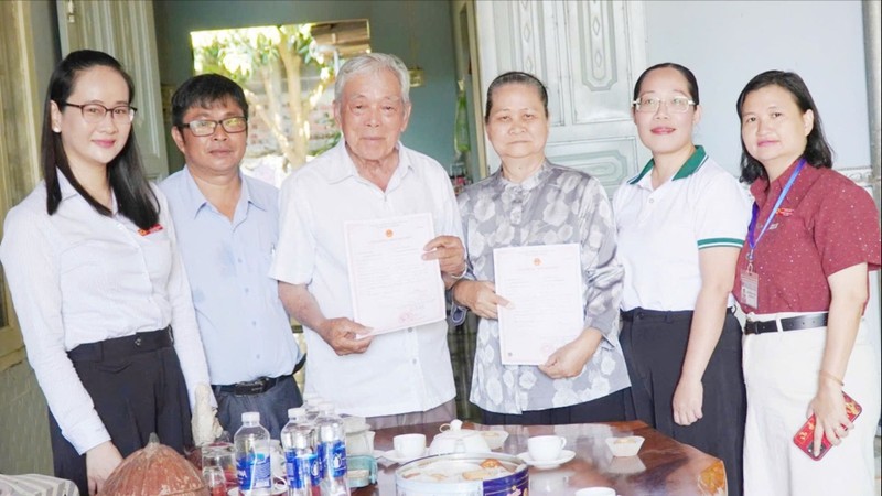 义成乡人委会向范文明和阮氏桔颁发结婚证。