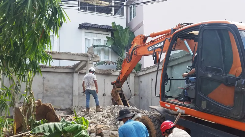 Cơ quan chức năng TP Đà Lạt tháo dỡ công trình sai phép do ông Lê Hoàng liên kết xây dựng.