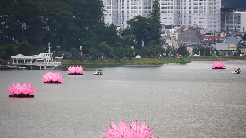 Đà Lạt: Dựng 7 đài sen khổng lồ trên hồ Xuân Hương