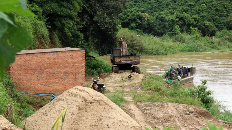 Một bãi tập kết cát trái phép trên địa bàn tỉnh Lâm Đồng. Ảnh: ĐOÀN KIÊN
