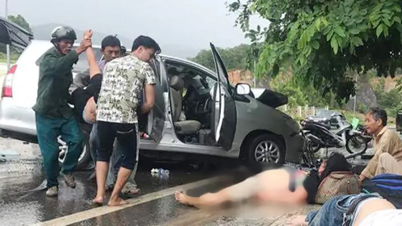 Người bị thương được đưa ra khỏi xe gặp tai nạn