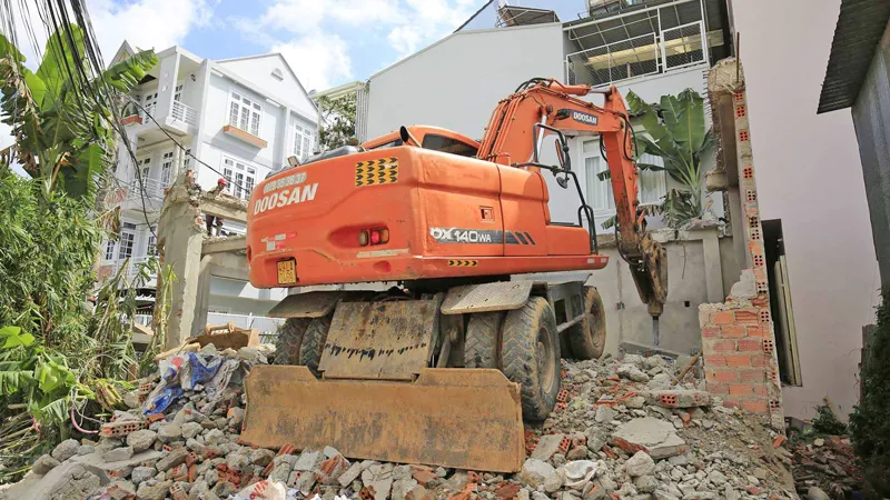 Cơ quan chức năng TP Đà Lạt tháo dỡ công trình tổ dân phố sai phép. Ảnh: ĐOÀN KIÊN