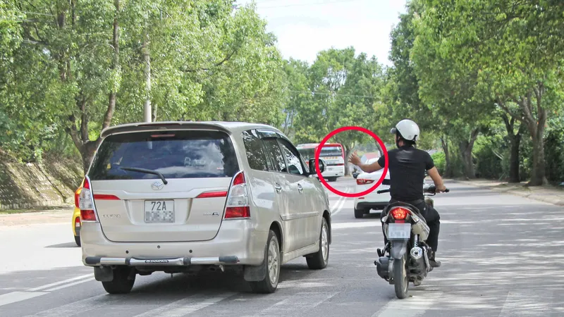 Cò đặc sản bám theo du khách để chèo kéo về điểm mua đặc sản trên đường Phù Đổng Thiên Vương, TP Đà Lạt. Ảnh: SƠN CƯỜNG